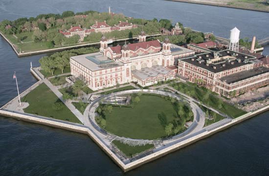 http://www.cinquantallora.com/public/foto_trivial/ellis_island.jpg